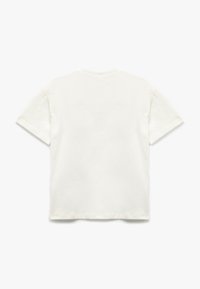 Camiseta de algodón blanca, de manga corta, cuello redondo, diseño liso, textura suave, bordes cosidos, sin detalles gráficos ni patrones.