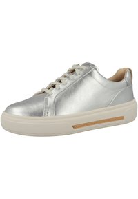 Sneaker argentato metallico con tomaia in pelle liscia, suola in gomma crema, dettagli beige e lacci piatti. Presenta una punta arrotondata e cuciture ridotte al minimo.