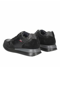 Sneaker nere caratterizzate da una combinazione di pelle e camoscio, punta arrotondata, suola spessa e discreto marchio sul lato.