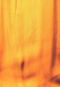 Heller orange Stoff mit einer glatten Textur und subtilem Glanz. Die Oberfläche zeigt sanfte Falten und Variationen in der Farbtiefe.