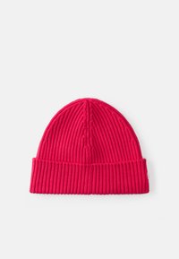 Beanie rosso a coste con risvolto e un dettaglio cucito sulla parte superiore. Realizzato in tessuto morbido, presenta un piccolo etichetta logo sul lato.