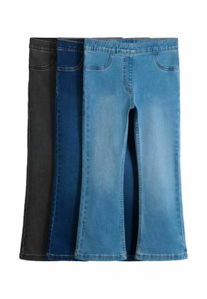Drei Paare ausgestellte Jeans in Schwarz, Dunkelblau und Hellblau, die sich überlappend auf einem weißen Hintergrund befinden.