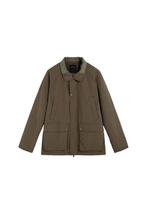 Chaqueta impermeable marrón con un cuello verde en contraste. Cuenta con dos bolsillos delanteros y cierres a presión de latón. Tela ligera, diseño casual.