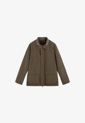 Braune wasserdichte Jacke mit kontrastierendem grünen Kragen. Verfügt über zwei Vordertaschen und Messingschnappverschlüsse. Leichter Stoff, lässiges Design.