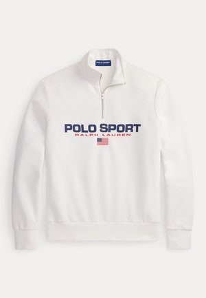 Weißer Pullover mit Viertel-Reißverschluss, mit großem "POLO SPORT"-Logo in Marineblau und Rot sowie einem kleinen amerikanischen Flaggen-Detail.