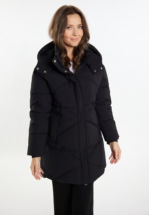 Piumino nero con cappuccio, caratterizzato da un design trapuntato, bottoni a pressione e tasche laterali. Il materiale sembra robusto e isolato.