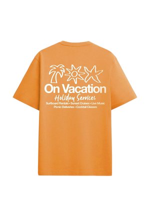 Orange Baumwoll-T-Shirt mit kurzen Ärmeln, auf dem weißen grafischen Text und tropische Designs auf der Rückseite abgebildet sind. Es bewirbt Urlaubsangebote.