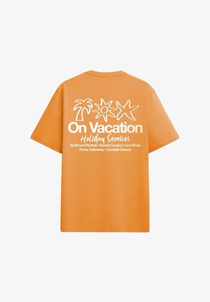 Orange Baumwoll-T-Shirt mit kurzen Ärmeln, auf dem weißen grafischen Text und tropische Designs auf der Rückseite abgebildet sind. Es bewirbt Urlaubsangebote.