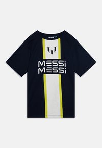 Marine bomull T-skjorte med en hvit og lys gul vertikal stripe. Fronten viser teksten "MESSi MESSi" og et logoakcent.