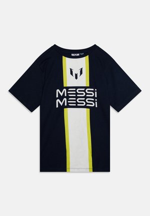 T-paidat puuvillasta, tummansiniset, joissa on valkoinen ja kirkas keltainen pystysuora raita. Edessä on teksti "MESSi MESSi" ja logoelementti.