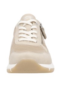 Baskets en daim beige avec lacets blancs, détail de zip sur le côté et semelle en caoutchouc crème flexible. Logo sur la languette.