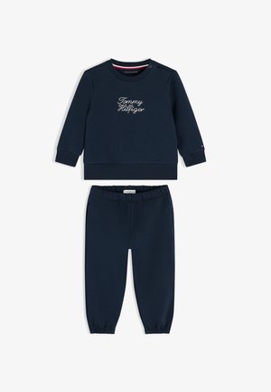 Felpa blu scuro per bambino con scritta "Tommy Hilfiger" e pantaloni abbinati con vita elastica, entrambi con polsini a coste.