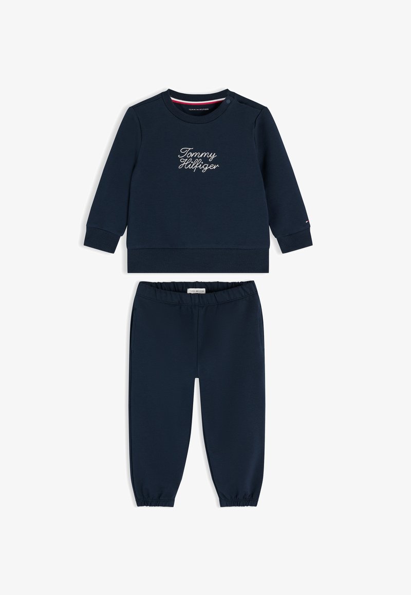 Σκούφο μπλε φούτερ για μωρά με τη φράση "Tommy Hilfiger" και ταιριαστό παντελόνι με ελαστική μέση, και τα δύο με ριμπ μανσέτες.