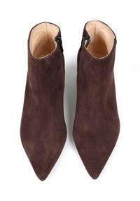 Brązowe zamszowe botki za kostkę z wydłużonym noskiem i bocznym zamkiem. Gładkie wnętrze i elegancki kształt. Brak widocznych elementów metalowych i ozdób.