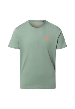 Prosty zielony t-shirt z krótkim rękawem, z małym pomarańczowym logo na lewej piersi i okrągłym kołnierzem.
