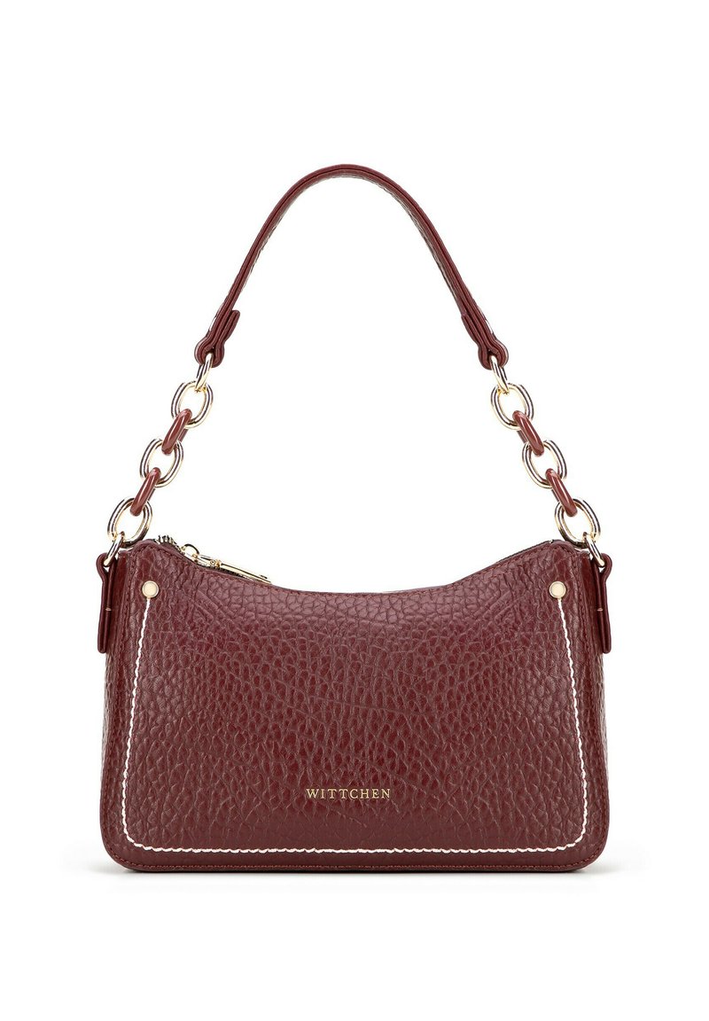 Borsa in pelle bordeaux con finitura texturizzata, hardware dorato, cuciture bianche a contrasto e manico decorato con catena.