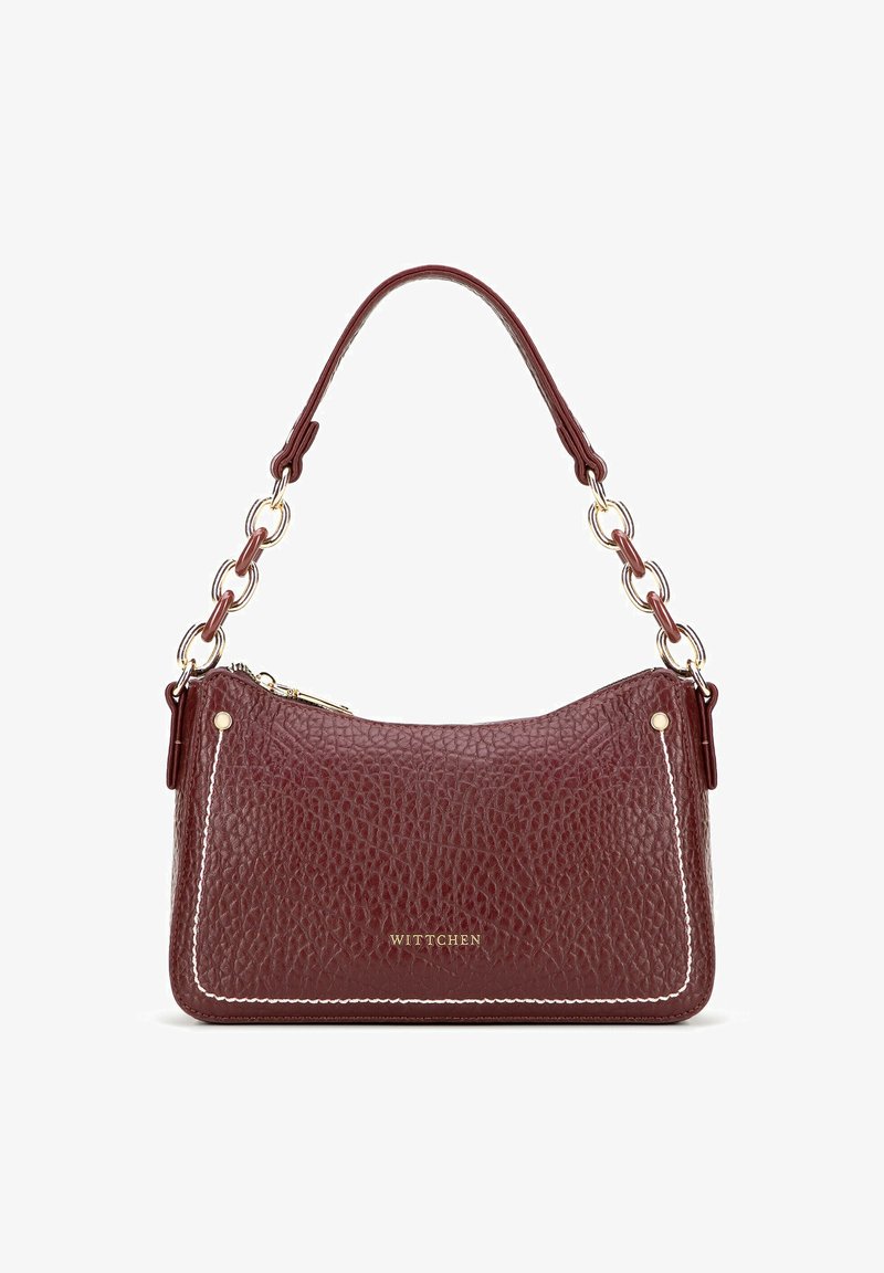 Borsa in pelle bordeaux con finitura texturizzata, hardware dorato, cuciture bianche a contrasto e manico decorato con catena.