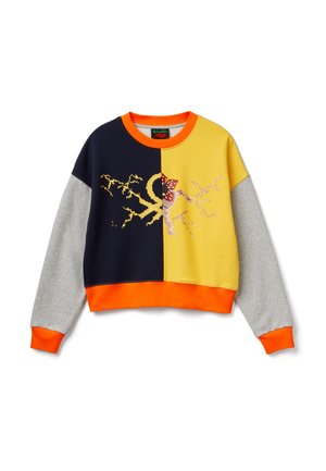 Felpa girocollo con pannelli frontali blu navy e giallo divisi verticalmente, design a ramo d'albero pixelato, maniche grigie e colletto e polsini arancioni.