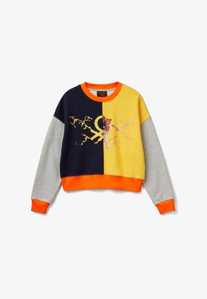 Felpa girocollo con pannelli frontali blu navy e giallo divisi verticalmente, design a ramo d'albero pixelato, maniche grigie e colletto e polsini arancioni.