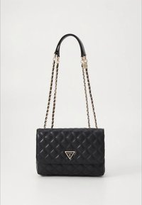 Svart quiltad handväska med slät yta, med en silverfärgad trekantslogo, dubbla kedjeremmar och en strukturerad rektangulär form.