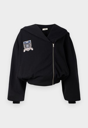 Felpa corta nera con grande cappuccio, zip frontale e ricamo di uno stemma con "GmbH" e "Love & Justice". Tessuto dal morbido tocco.