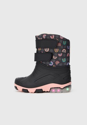 Botte d'hiver noire pour enfant avec semelles roses, motifs arc-en-ciel multicolores sur la partie supérieure, deux brides Velcro noires et semelle lumineuse.