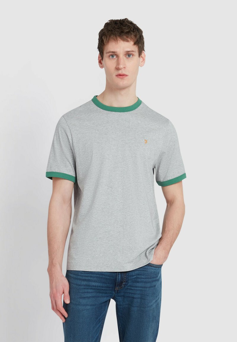 T-shirt grigio a maniche corte con scollatura e polsini a costine verdi. Presenta un piccolo logo sul lato sinistro del petto. Tessuto in morbido cotone misto.