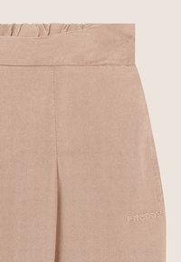 Pantalones de tela beige con una textura suave, que cuentan con una cintura elástica y pliegues decorativos. Logo bordado "FREDDY" en el lateral.