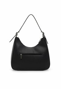 Svart läderhandväska med hobo-form, som har en böjd topp, kort axelrem och en framficka med dragkedja. Texturerad yta med silverdetaljer.