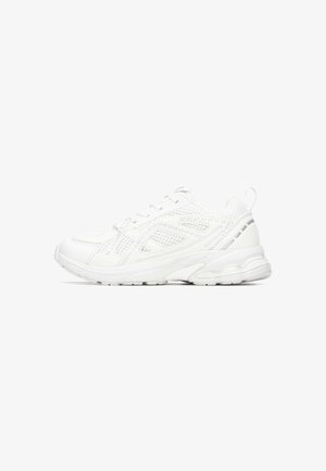 Zapatilla deportiva blanca con parte superior de malla, lengüeta acolchada y suela de goma. Presenta un diseño texturizado y una lengüeta trasera para facilitar su colocación.
