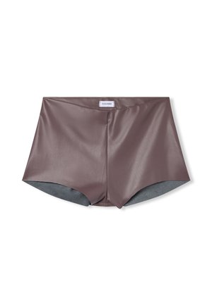 Shorts in finta pelle marrone con un esterno liscio, fodera grigia morbida a contrasto e un design fitted a vita alta.