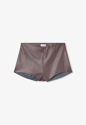 Shorts in finta pelle marrone con un esterno liscio, fodera grigia morbida a contrasto e un design fitted a vita alta.