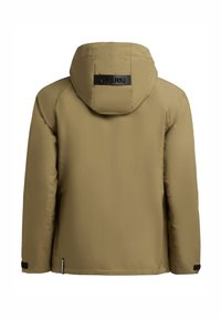 Khaki jakke med hætte, glat overflade, elastiske manchetter og en sort logo-patch på ryggen. Enkel, funktionel design uden dekorationer.