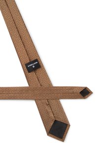 Braun gemusterte Krawatte mit einem strukturierten gewebten Design, versehen mit einem schwarzen Logo-Tag. Die Enden sind spitz und haben eine glatte schwarze Akzentuierung.