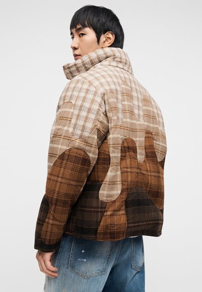 Καφέ καρό μπουφάν με ψηλό γιακά, που διαθέτει διακριτό σχέδιο με στρώσεις ανοιχτότερων και πιο σκούρων τόνων, και αφαίρετο σχέδιο στην πλάτη.