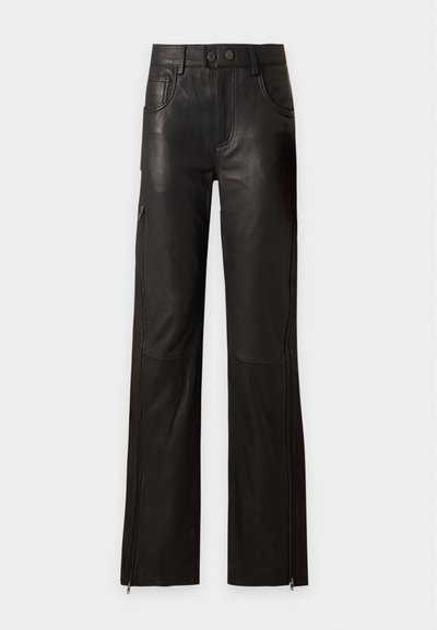 Pantalon en cuir noir avec poches avant, taille à double bouton et zips en bas de chaque jambe.