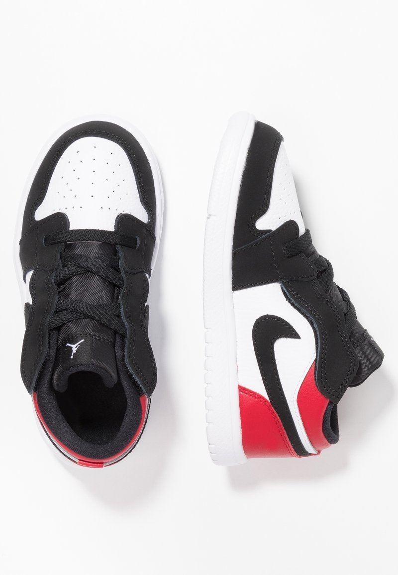 Paire de baskets montantes noires, blanches et rouges avec des lacets noirs, des bouts perforés et des logos Nike swoosh sur fond blanc.