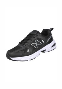 Zapato deportivo negro con parte superior de malla y material sintético, detalles blancos, suela texturizada, con cordones y una lengüeta en el talón para facilitar el calzado.