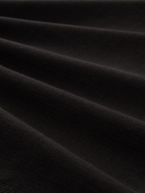 Zwarte stof met een gladde textuur, weergegeven in plooien, met een subtiele glans en fijngebreid patroon, wat de zachte uitstraling benadrukt.