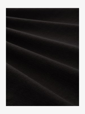 Zwarte stof met een gladde textuur, weergegeven in plooien, met een subtiele glans en fijngebreid patroon, wat de zachte uitstraling benadrukt.