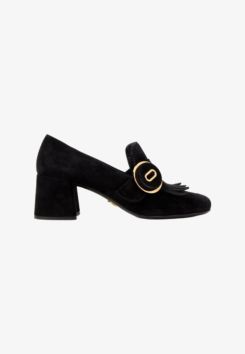 Chaussure à talon bloc pour femme en daim noir avec détail frangé et grande boucle ronde dorée à l'avant.