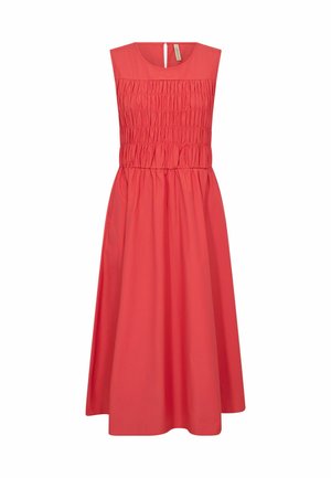 Robe midi corail sans manches avec encolure ronde et détail de corsage froncé au-dessus d'une jupe évasée.