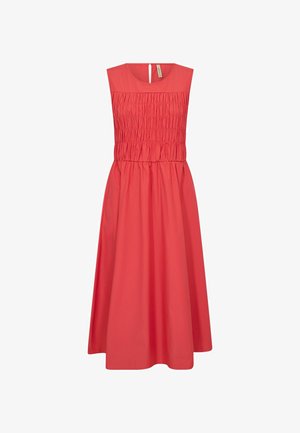 Robe midi corail sans manches avec encolure ronde et détail de corsage froncé au-dessus d'une jupe évasée.