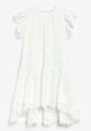 Vestido blanco de encaje con mangas cortas con volantes, patrón floral, bajo con borde festoneado y tejido texturizado. Cuenta con un diseño de abertura en la espalda.