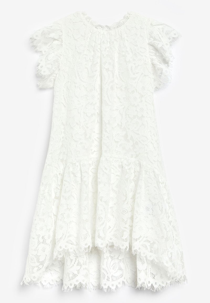 Robe blanche en dentelle avec manches courtes à volants, motif floral, ourlet festonné et tissu texturé. Présente un design avec découpe dans le dos.