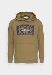 Sudadera verde oliva con capucha ajustable, bolsillo frontal tipo canguro y un gran gráfico en azul marino que dice "JACK & JONES Originals" en el pecho.