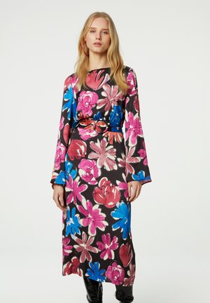Blumenkleid mit langen Ärmeln, lebhaften rosa, blauen und roten Blumen auf schwarzem Hintergrund, mit einem passenden Gürtel und glatter Stoffstruktur.