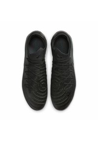 Schwarze Sportschuhe mit einer strukturierten Oberseite, spiralförmigem Muster und traditionellem Schnürverschluss. Sie verfügen über eine gepolsterte Innensohle mit "Phantom"-Markierung.