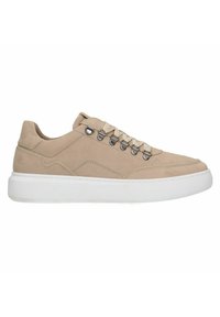 Sneakers in pelle beige con profilo basso, finitura testurizzata, suola in gomma bianca e occhielli metallici per i lacci.