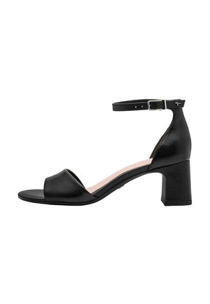 Černé kožené sandály na vysokém podpatku s jedním předním páskem, přezkou u kotníku a pevnou blokovou podpatkou. Hladká textura, minimalistický design.